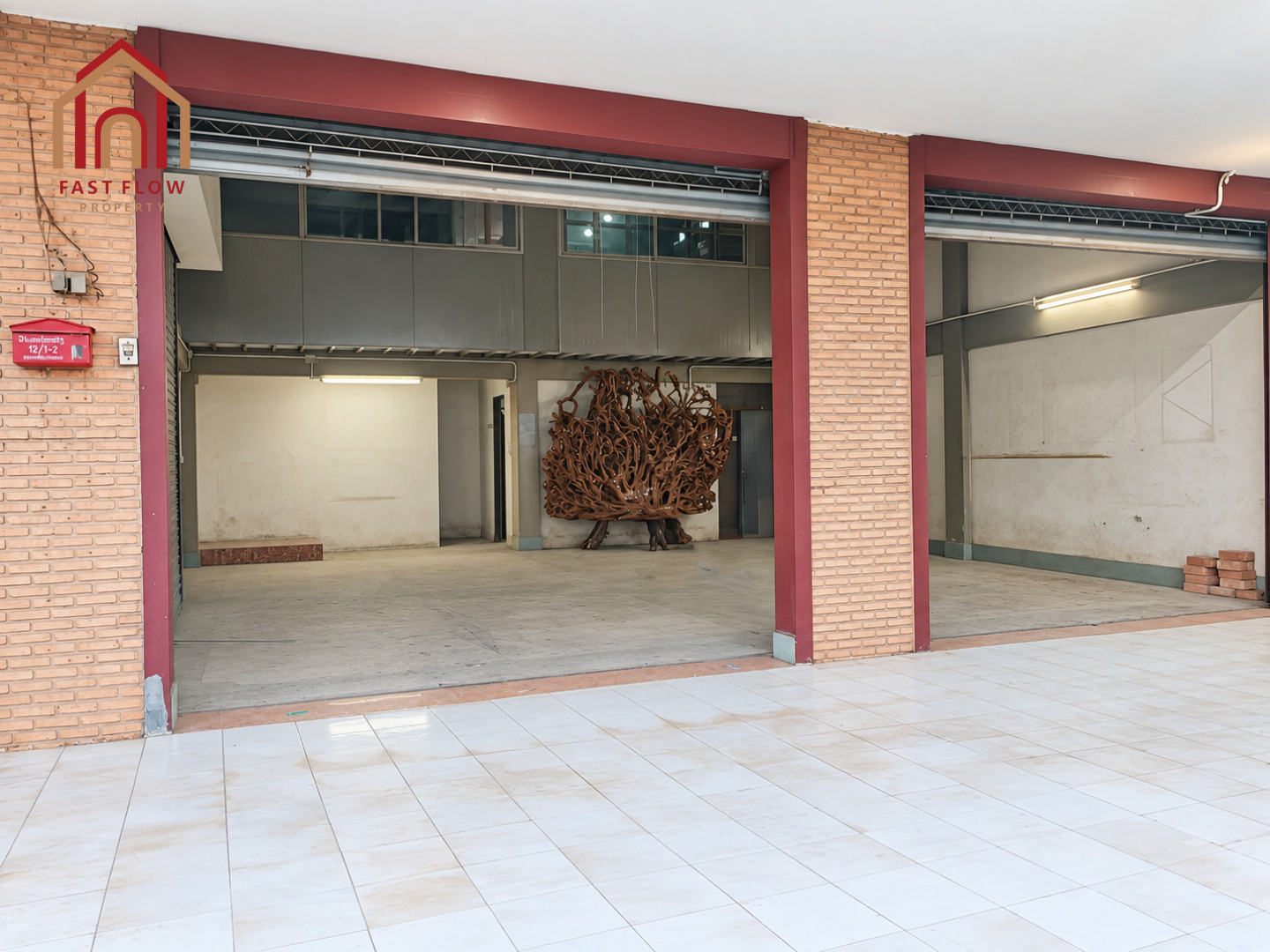 For Rent: Ground floor space of a 2-unit commercial building (corner unit). Located near Makro Uttaradit, at the intersection of Jetsadabodin Road and Borom-at Road. Suitable for a coffee shop, pharmacy, convenience store, clinic, or office. – รูปที่ 2