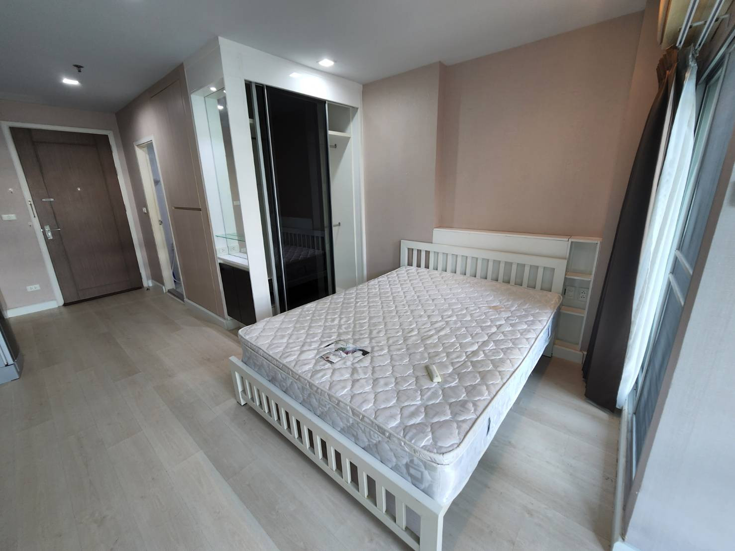 For rent, very cheap, Casa Ratchada Ratchaphruek, next to BTS Talat Phlu, with furniture, only 10,000 baht.