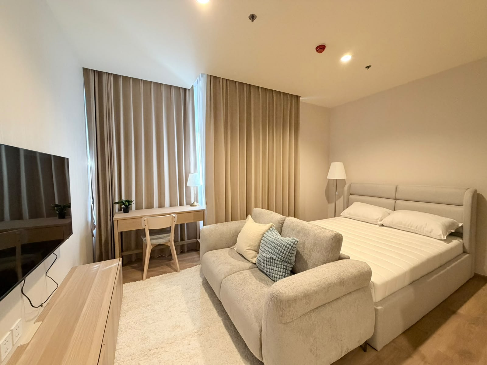 ✨ Noble Form Thonglor | For Rent 🏡✨ Modern condominium in the heart of Thonglor, offering convenient access to Sukhumvit Road and BTS Thong Lo. Surrounded by trendy cafés, restaurants, supermarkets, shopping malls, and a wide range of lifestyle amenitie