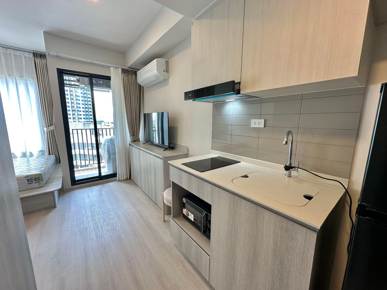 ✨ COBE Ratchada-Rama 9 | For Rent 🏡✨ Modern condominium in the heart of Rama 9, offering convenient access to MRT and major roads. Surrounded by shopping malls, restaurants, cafés, supermarkets, and plenty of lifestyle amenities. 🌆🚇🛍️ – รูปที่ 4