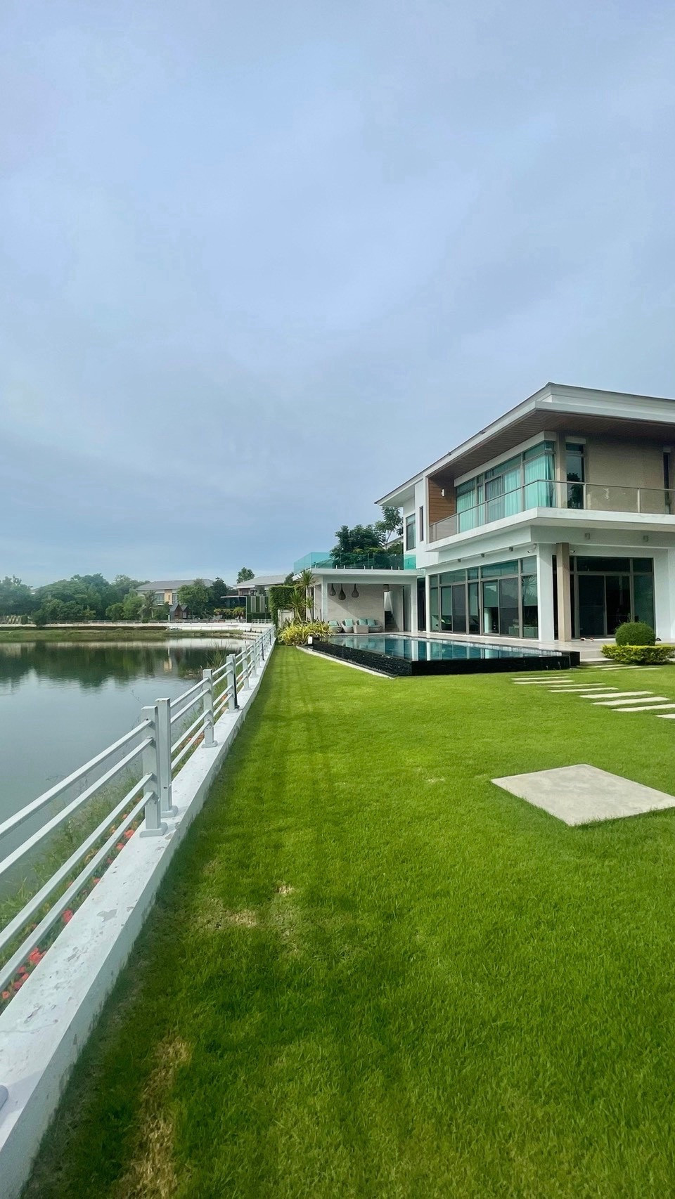 บ้านหรูริมทะเลสาบ รังสิต ปทุมธานี พร้อมสระว่ายน้ำส่วนตัว ที่ดินขนาดใหญ่ 250 ตร.ว บรรยากาศรีสอร์ต เป็นส่วนตัวสูง บ้านหรูริมทะเลสาบ รังสิต ปทุมธานี พร้อมสระว่ายน้ำส่วนตัว ที่ดินขนาดใหญ่ 250 ตร.ว บรรยากาศรีสอร์ต เป็นส่วนตัวสูง