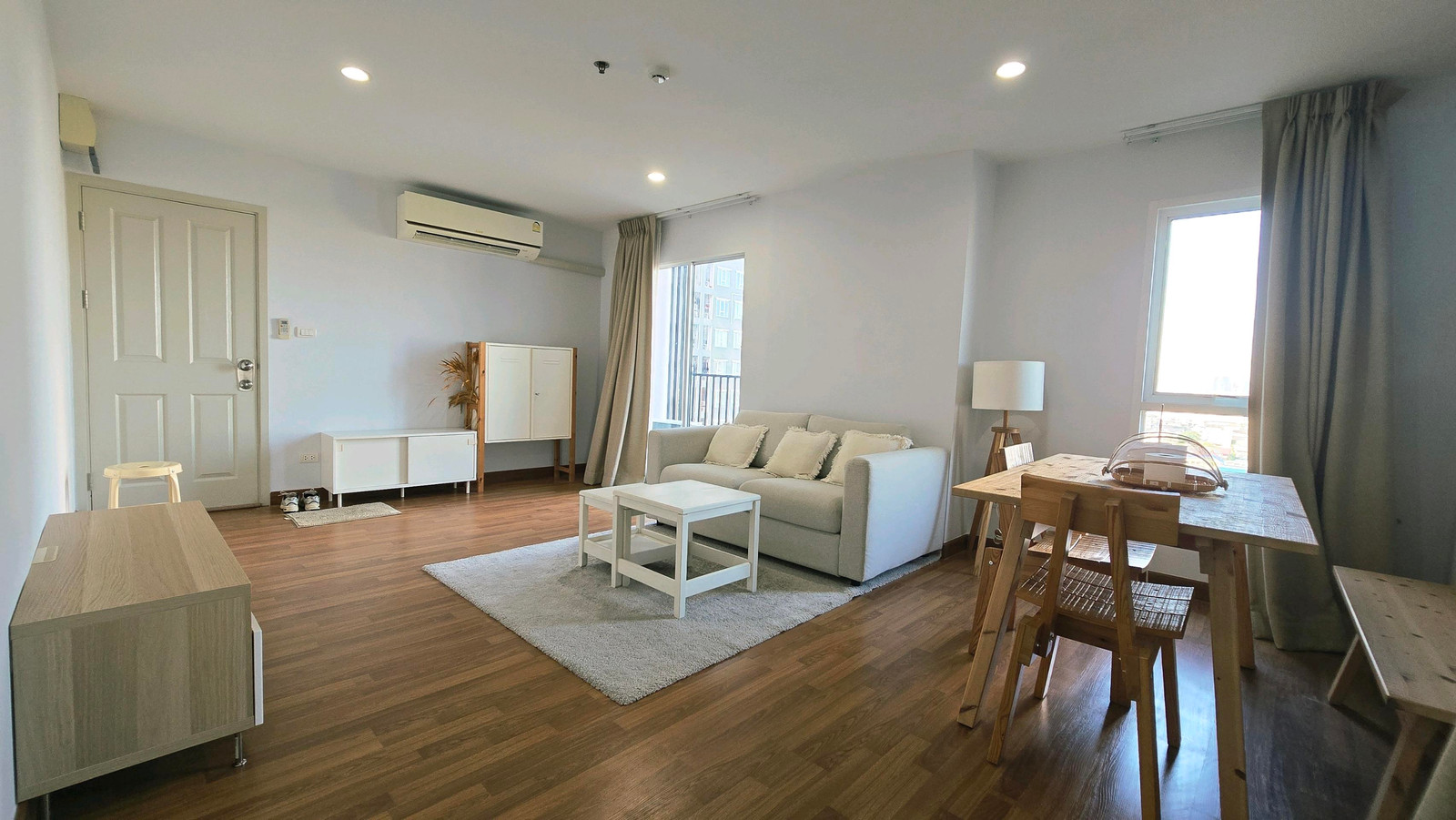 urgent! Combine room for rent, large size, 56 sq m, beautifully decorated, minimalist feel.