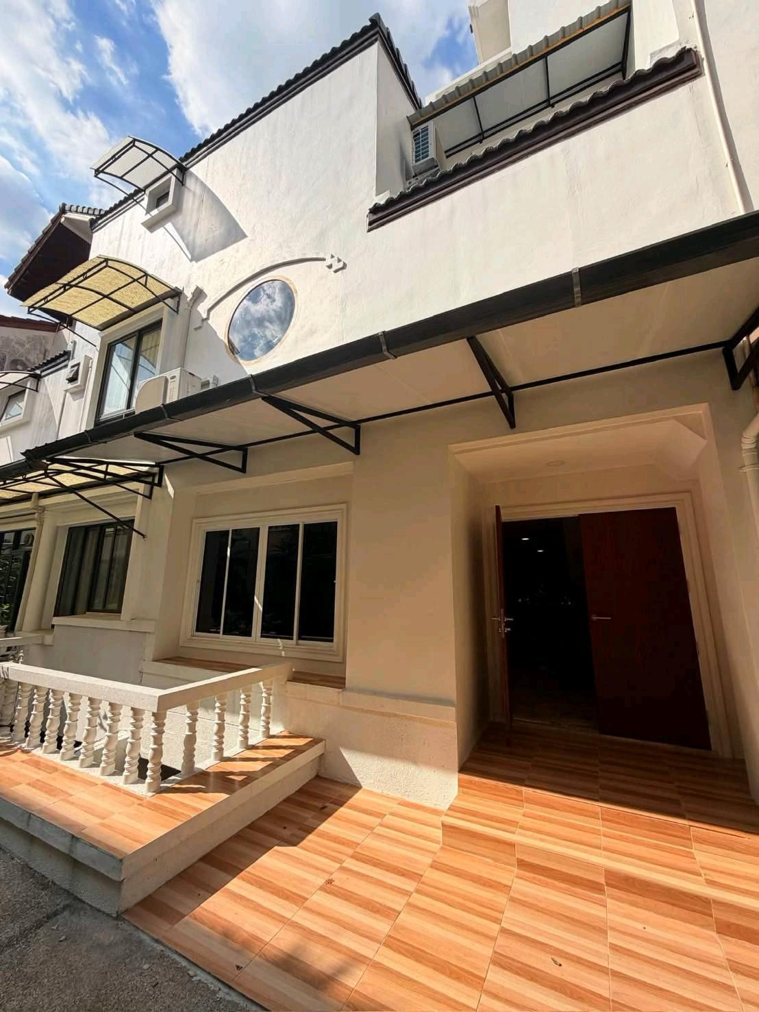 🏡 ปล่อยเช่า ทาวน์โฮม 4 ชั้น​พร้อมดาดฟ้า 4 ห้องนอน / 6 ห้องน้ำ​ ใจกลางสาทร ทำเลดี พร้อมอยู่