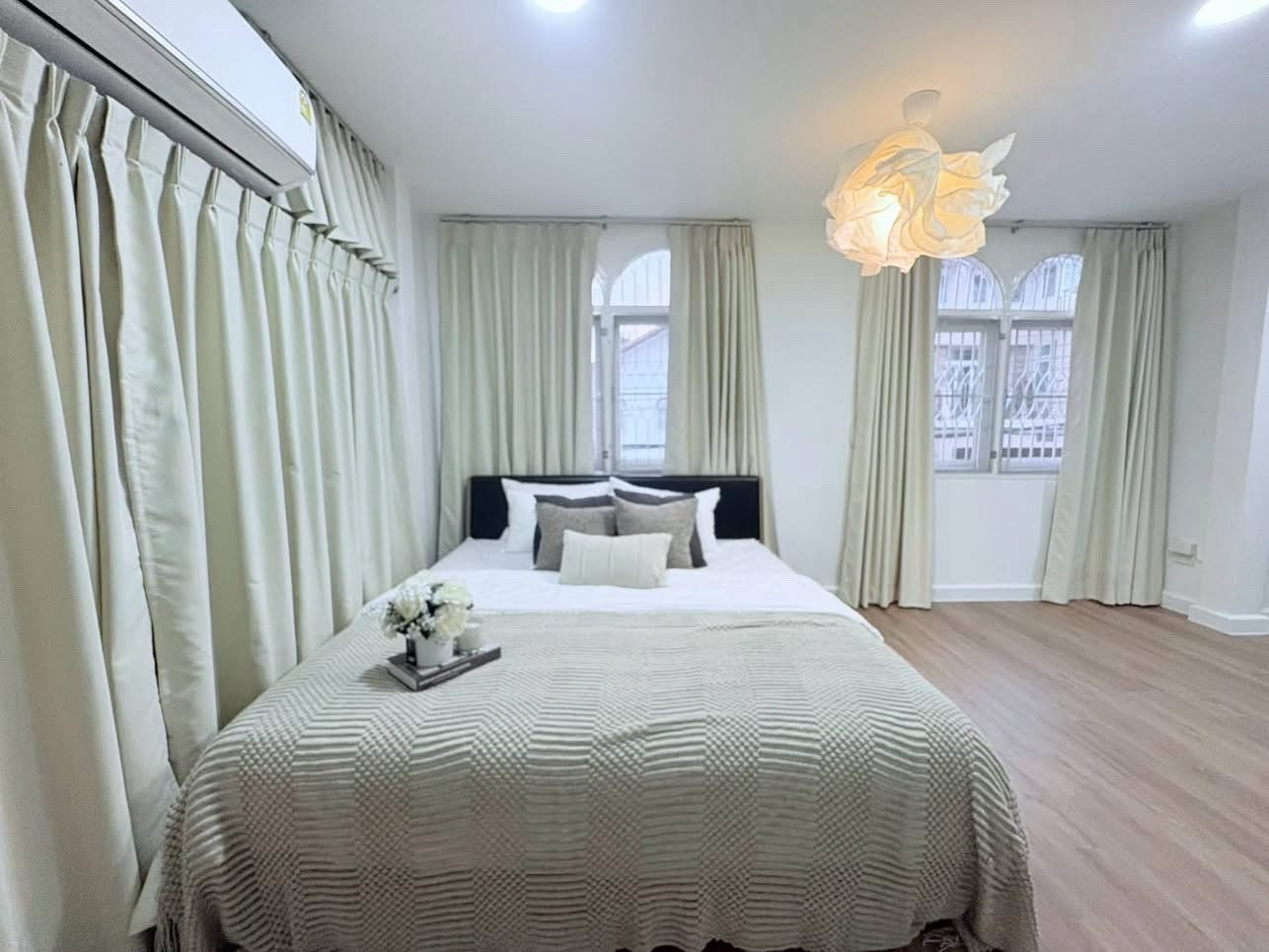 Single house for urgent rent In the heart of Huai Khwang, price negotiable! The  released it himself.