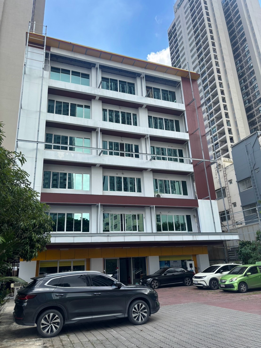 Commercial building for rent, 6 floors, Bangna area, km. 6, can be divided into floors. Commercial building for rent, 6 floors, Bangna area, km. 6, can be divided into floors.