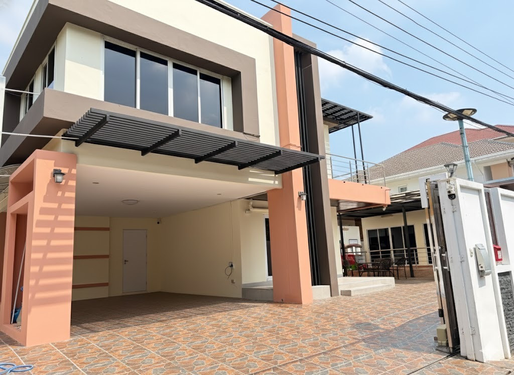 Luxurious detached house in Sutthisan area — good location, convenient travel. Luxurious detached house in Sutthisan area — good location, convenient travel.