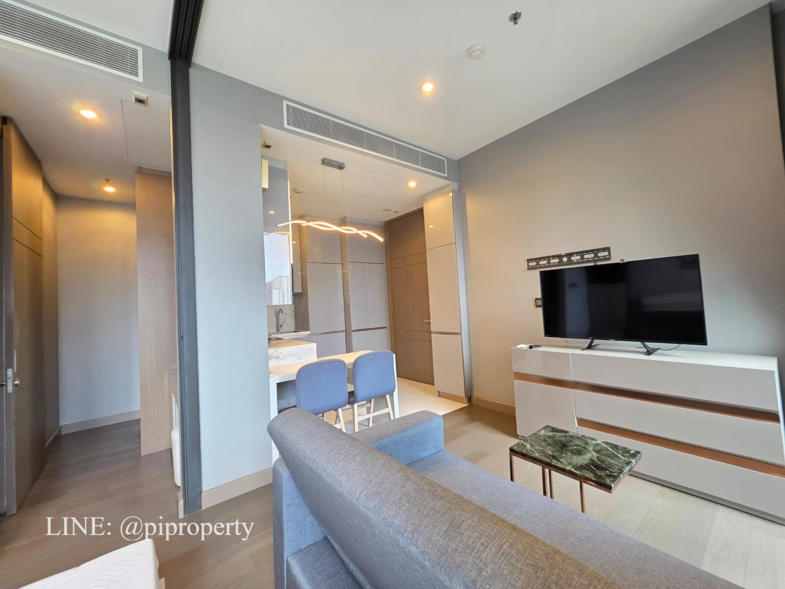 MRT 0 meter Luxury condo 1Bed unit for rent in The Esse at Singha Complex. Fully furnished and ready to move in. 
