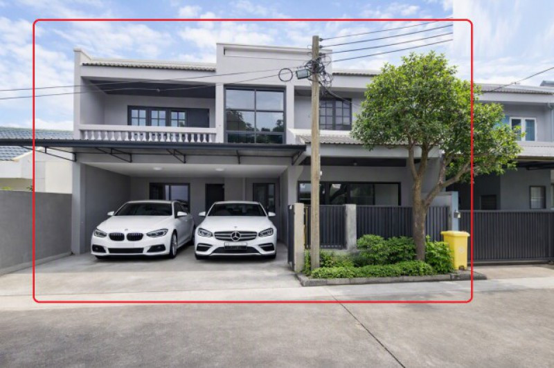 450m. from WatPhraSi Mahathat BTS 2 story townhome with 3 bed and 3 bath on 33 sq.wa. of land with 1