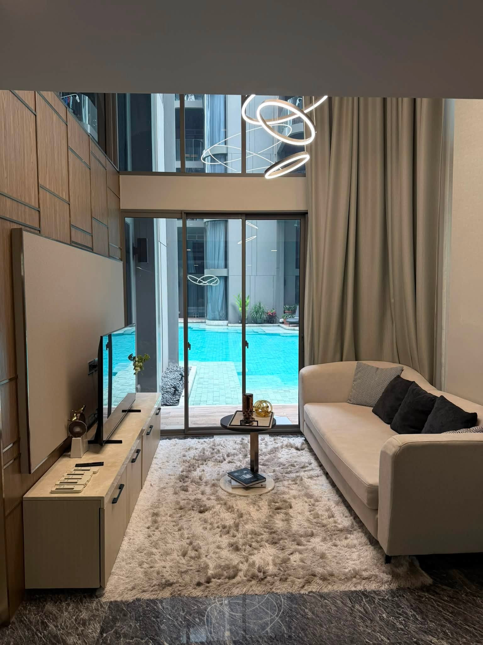 FOR RENT 📍 Ashton Residence 41 - Pool Access - Pet-Friendly Rental Price: 135,000 THB / month