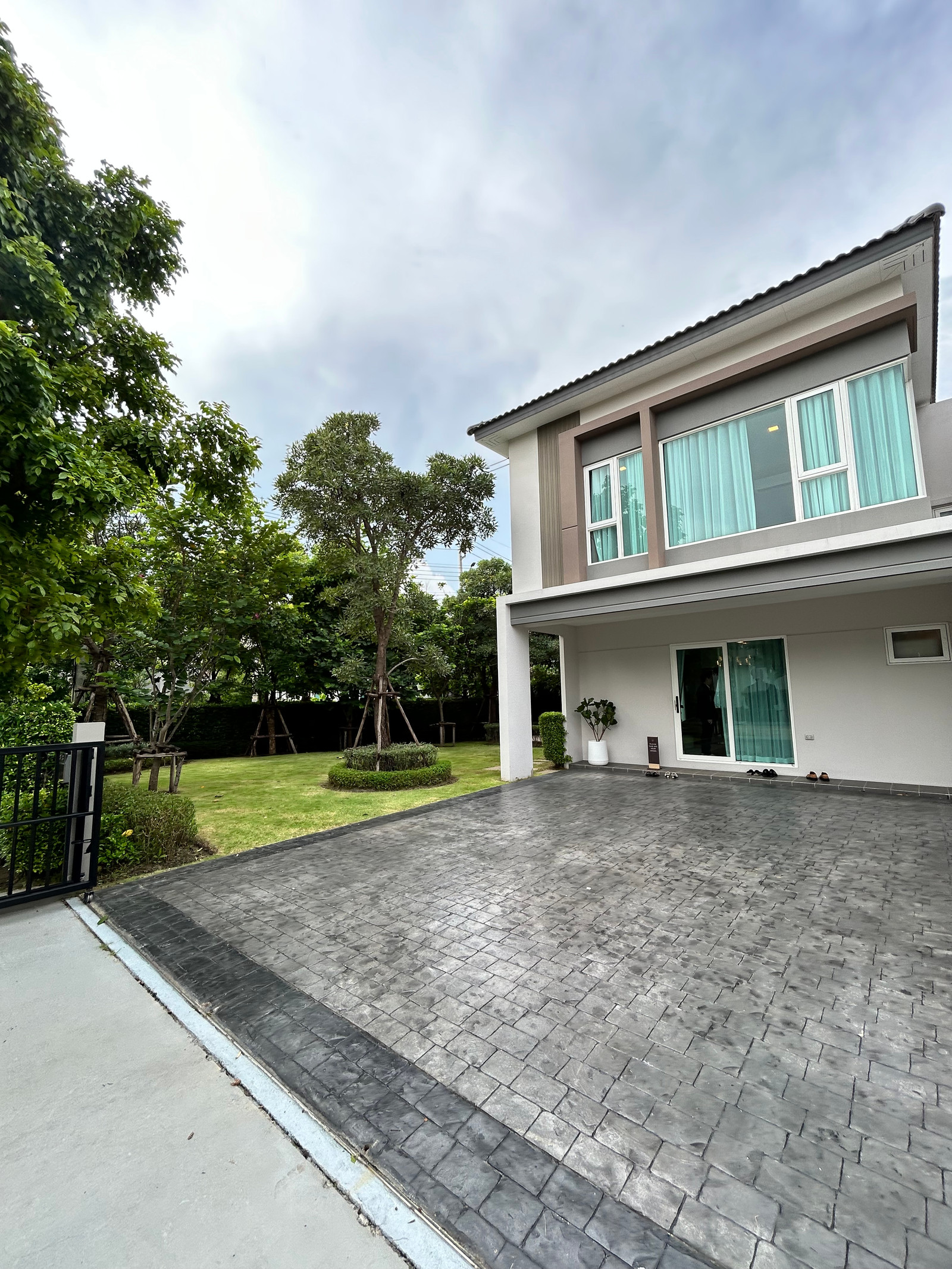 GRANDE PLENO รามอินทรา–จตุโชติ–บางชัน สเตชั่น บ้านแฝด 2 ชั้น