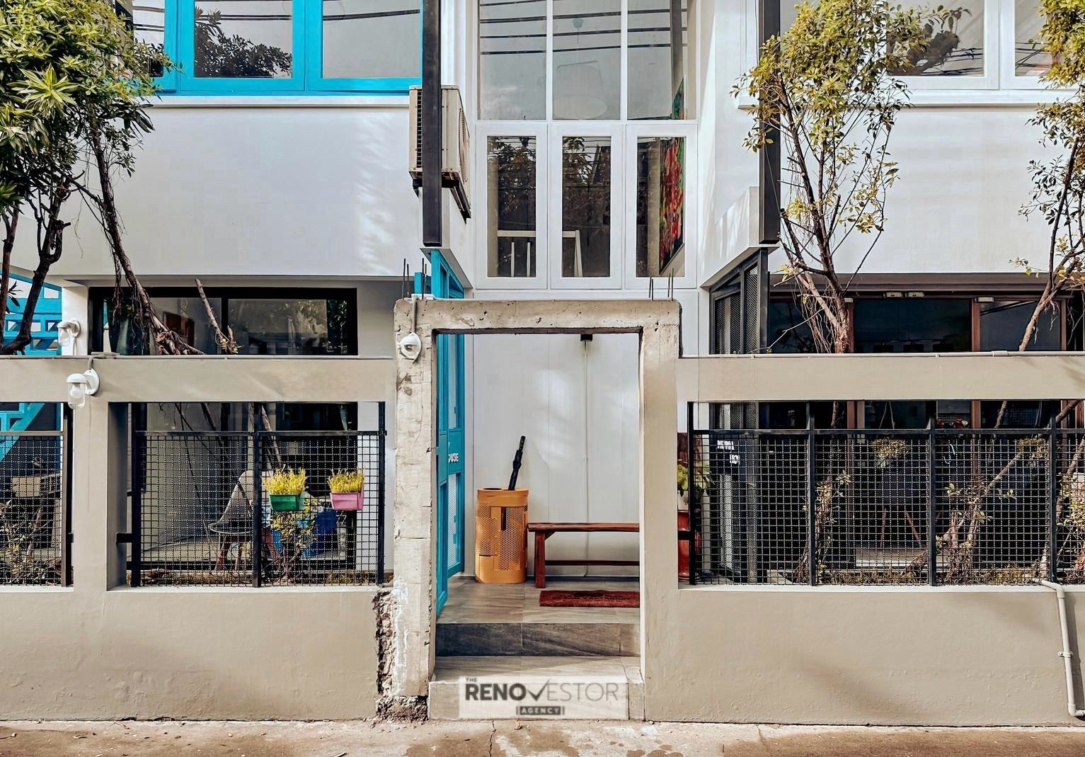 Stylish townhome in the heart of Ekkamai, just a short walk to BTS. Surrounded by popular restaurants & cafes, leading schools, and top lifestyle destinations. Stylish townhome in the heart of Ekkamai, just a short walk to BTS. Surrounded by popular restaurants & cafes, leading schools, and top lifestyle destinations.