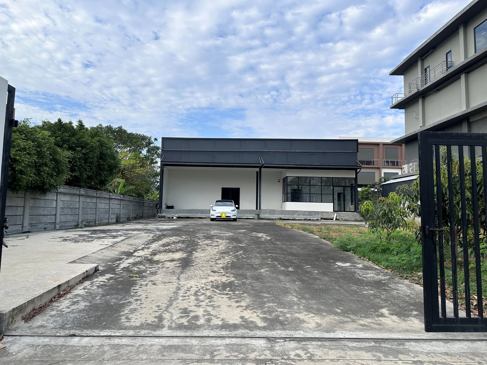 For Rent, 📦 WAREHOUSE &amp; OFFICE📐 Size: 540 sq.m.📍 Chaloem Phra Kiat Ratchakan Thi 9 Road, Suan Luang – Prawet, Bangkok