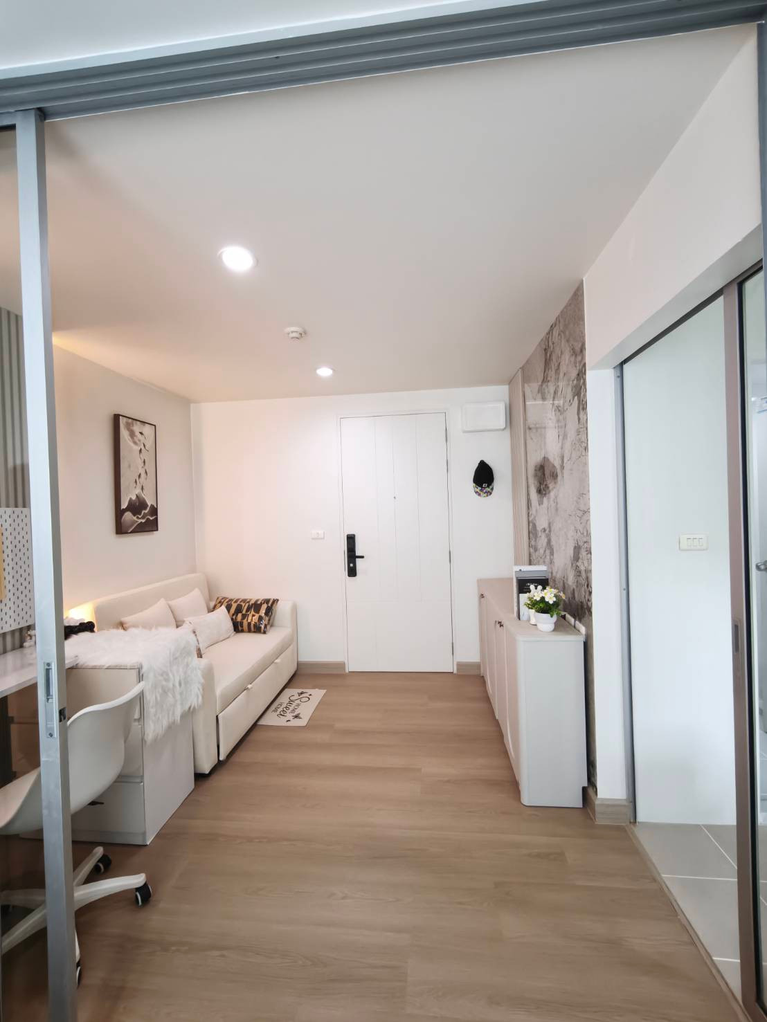 Corner room, beautifully decorated, fully furnished: near MRT Bang Khae: view of Phasi Charoen Canal: free transfer Corner room, beautifully decorated, fully furnished: near MRT Bang Khae: view of Phasi Charoen Canal: free transfer
