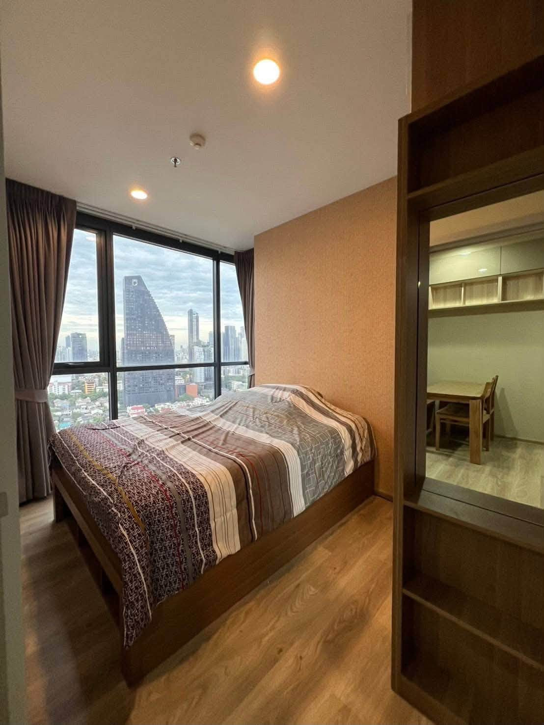 ขายคอนโด โครงการ Oka Haus รหัสทรัพย์: JZs2609007 