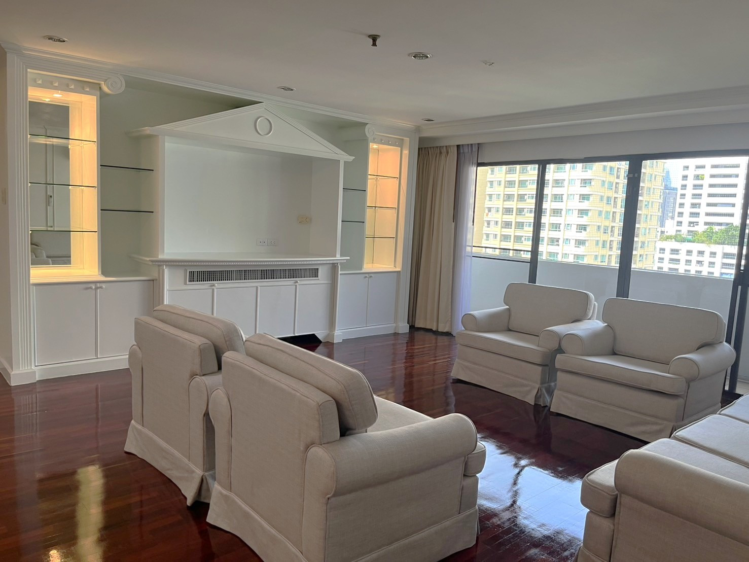 🏡 FAMILY-FRIENDLY & PET-FRIENDLY APARTMENT IN ASOKE - 2 bedrooms with 1 office room 🏡 FAMILY-FRIENDLY & PET-FRIENDLY APARTMENT IN ASOKE - 2 bedrooms with 1 office room
