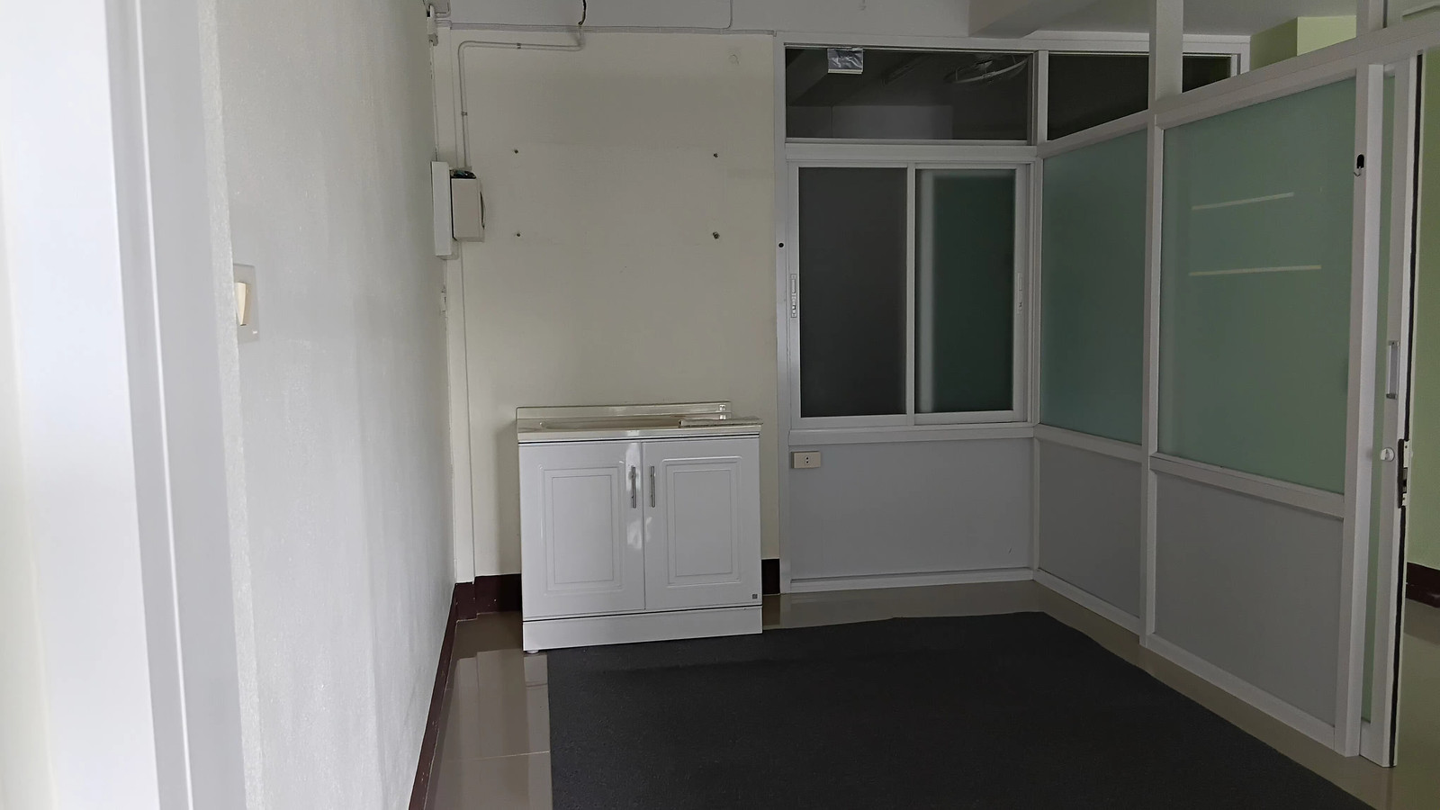 3-story commercial building, new condition, clean. Next to Likhit Chiwan Intersection, Central Road – รูปที่ 2