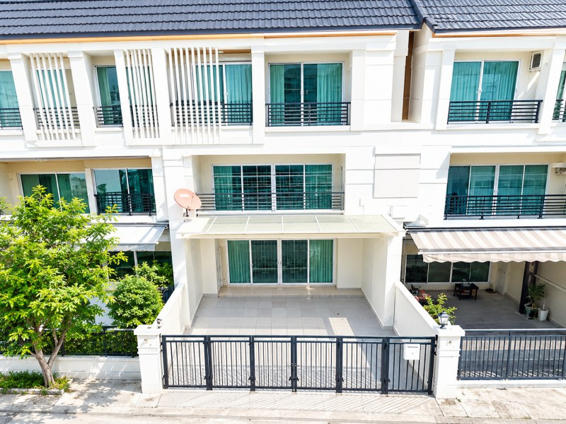 near Paradise Park400m. Modern 3-story townhome Srinakarin Udom Suk area just 500 m.from Seri Market