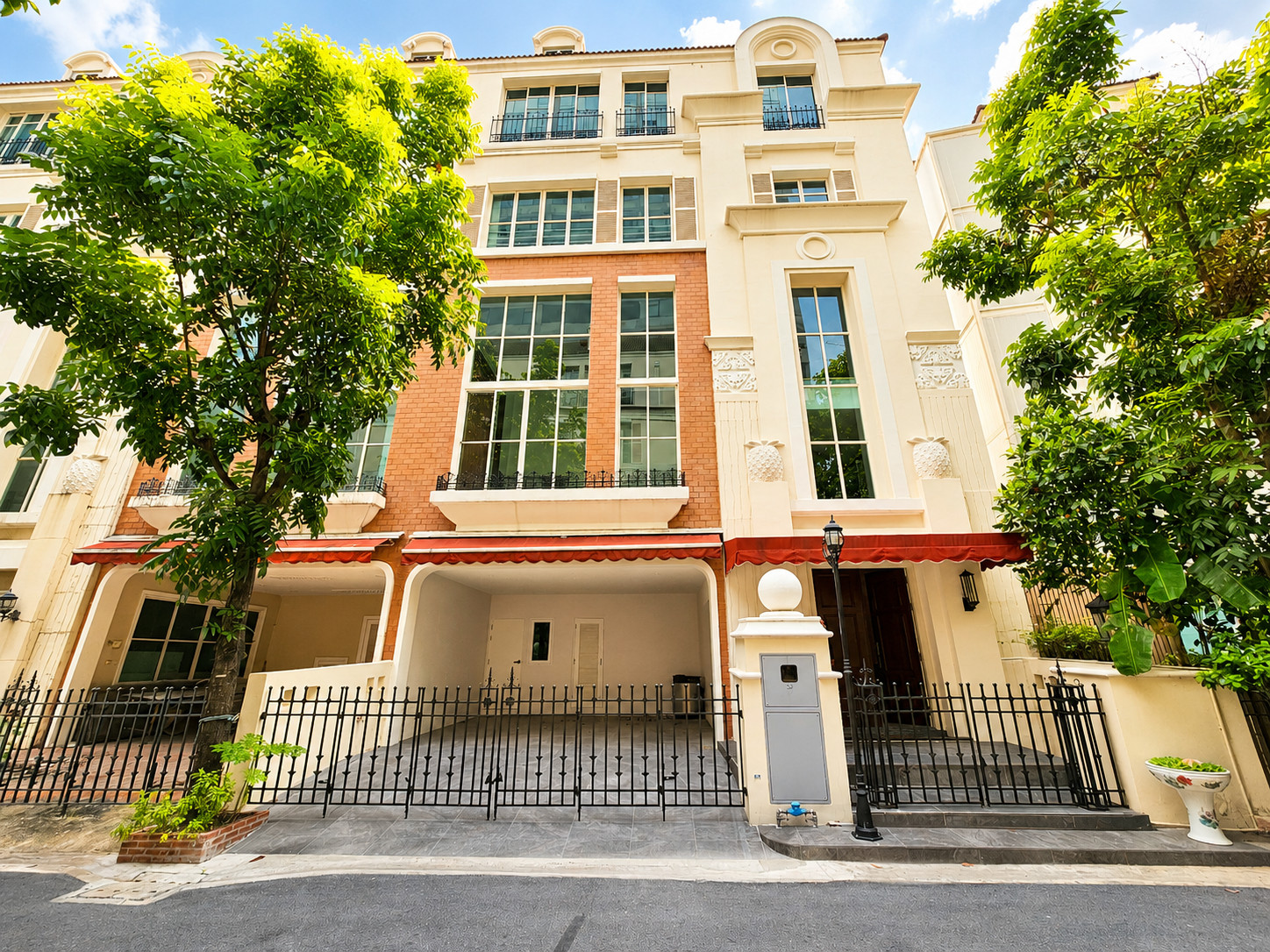 Luxurious English style townhome for sale, 5 floors, with elevator, completely renovated | Baan Klang Krung Thonglor, 4 bedrooms, 6 bathrooms