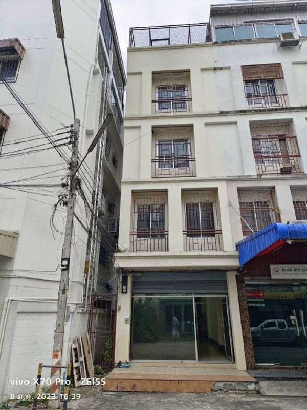 Commercial building for rent near Makro Om Noi, only 9 minutes.