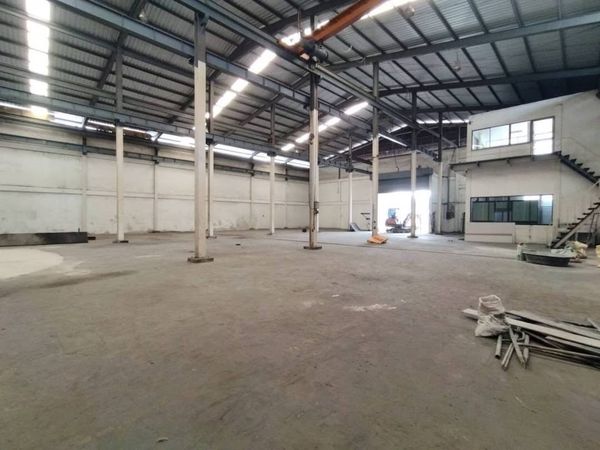 For Rent, 📦 WAREHOUSE &amp; 2-STOREY OFFICE📐 Total Area: 1,400 sq.m. 🏗 2 × 3-Ton Cranes 🚛 Trailer Truck Accessible📍 Thepharak KM.5, Samut Prakan
