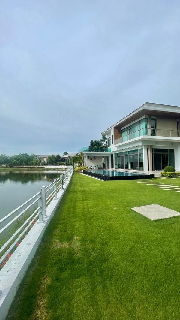 บ้านหรูริมทะเลสาบ รังสิต ปทุมธานี  พร้อมสระว่ายน้ำส่วนตัว ที่ดินขนาดใหญ่ 250 ตร.ว บรรยากาศรีสอร์ต เป็นส่วนตัวสูง 