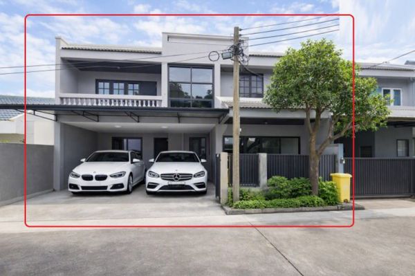 450m. from WatPhraSi Mahathat BTS 2 story townhome with 3 bed and 3 bath on 33 sq.wa. of land with 1