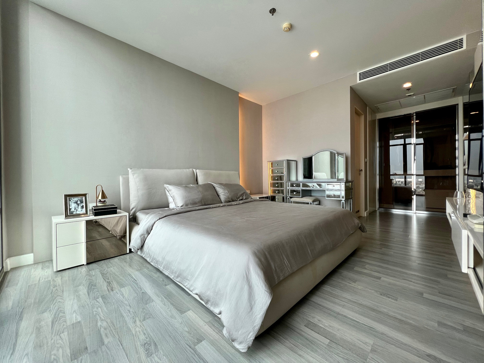 Large room, high floor | Wide balcony | Next to BTS Wongwian Yai Large room, high floor | Wide balcony | Next to BTS Wongwian Yai