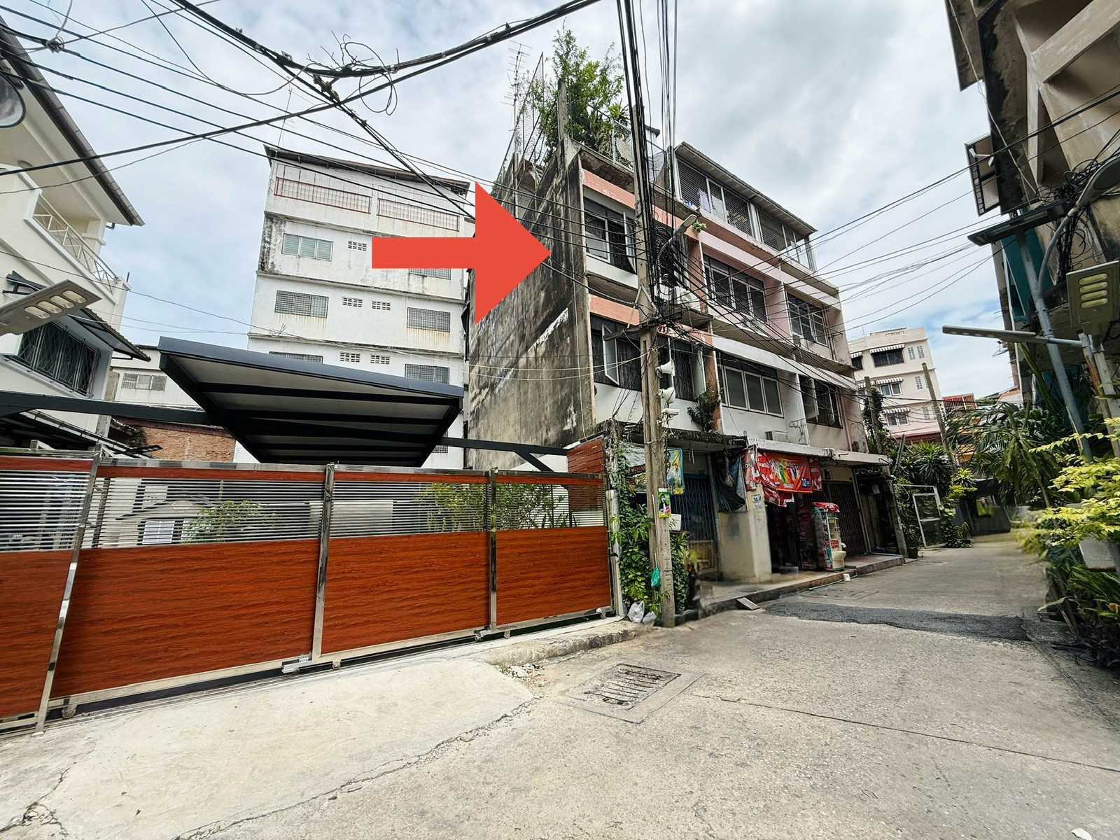 For sale near commercial building near MRT - 4-story shophouse, prime location in the heart of the city, Chula-Samyan-Bang Rak. Just a short walk to the university, water never floods. The view is very good from the top floor of the house. For sale near commercial building near MRT - 4-story shophouse, prime location in the heart of the city, Chula-Samyan-Bang Rak. Just a short walk to the university, water never floods. The view is very good from the top floor of the house.