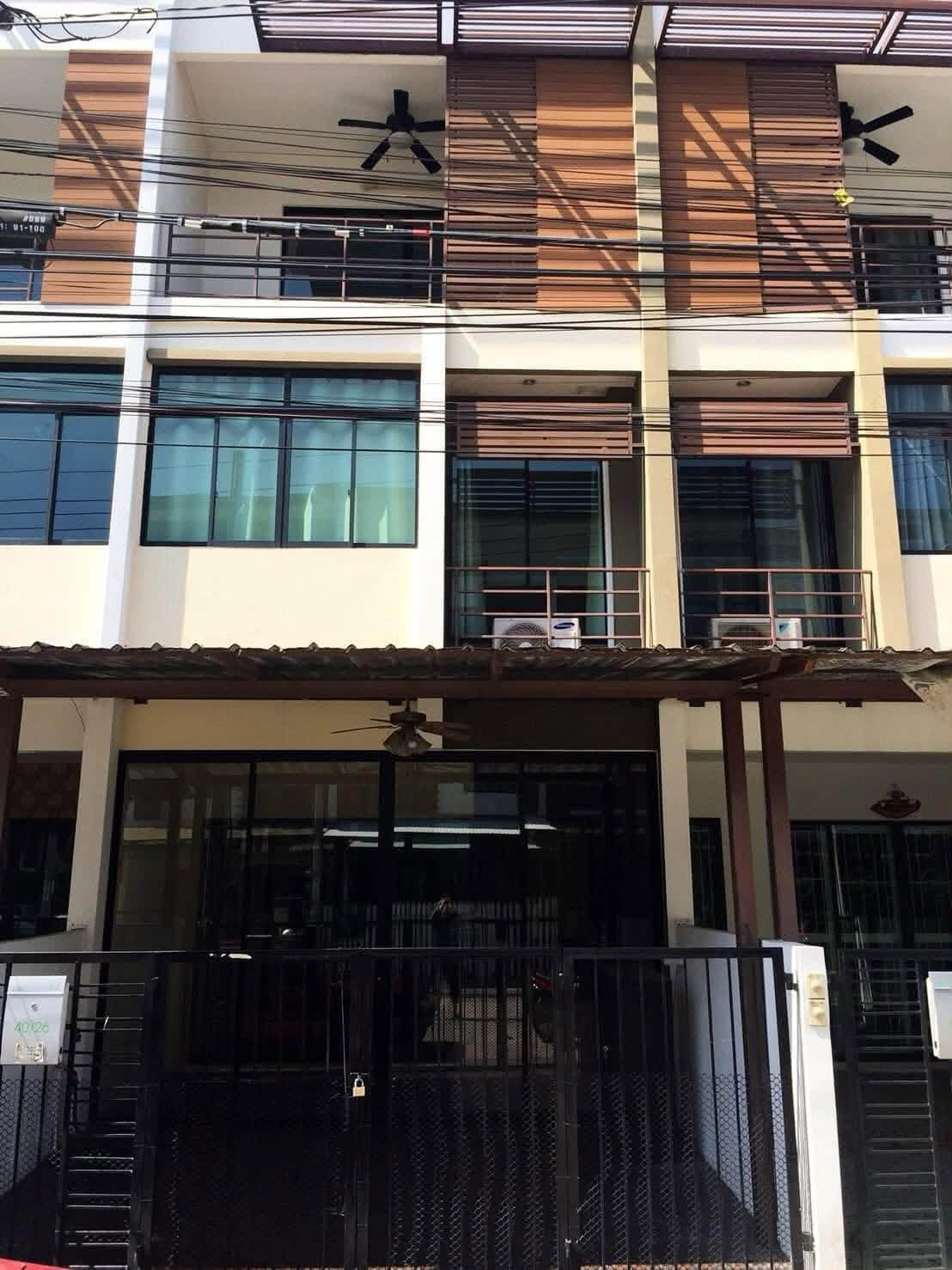 Townhome for rent, Signature, Soi Phetkasem 69, 3-story townhome, 3 bedrooms, 3 bathrooms, pets allowed, closed system. Townhome for rent, Signature, Soi Phetkasem 69, 3-story townhome, 3 bedrooms, 3 bathrooms, pets allowed, closed system.