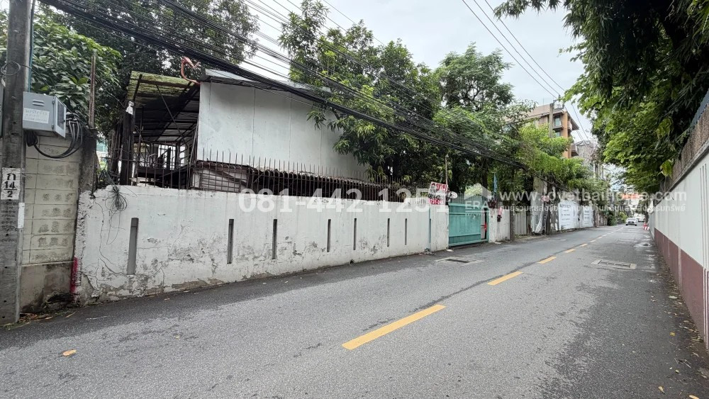 ขายที่ดินแถมบ้านรีโนเวทใหม่ทั้งหลัง ถนนสุขุมวิท49 หรือเข้าซอยทองหล่อ23 เพียงแค่600เมตรเท่านั้น เนื้อที่ 196 ตารางวา ราคาเพียงแค่ 750,000 บาท/ตารางวา เข้าออกได้หลายทาง ทำเลสุดยอดจริงๆค่ะ – รูปที่ 3