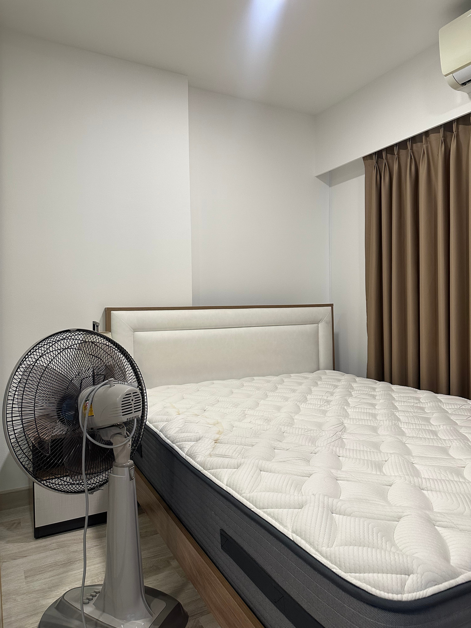 The One Plus Grand Ramkhamhaeng Near MRT Srikritha station, beautiful room, fully furnished.