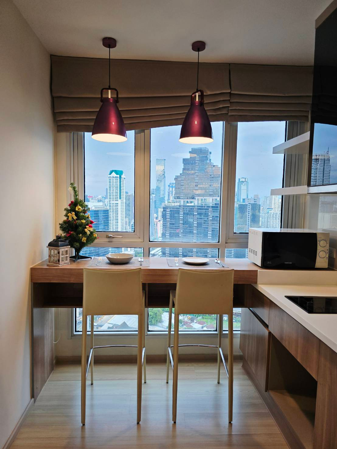 High floor room, view of Mahanakhon building, near BTS Saphan Taksin 150 meters. High floor room, view of Mahanakhon building, near BTS Saphan Taksin 150 meters.