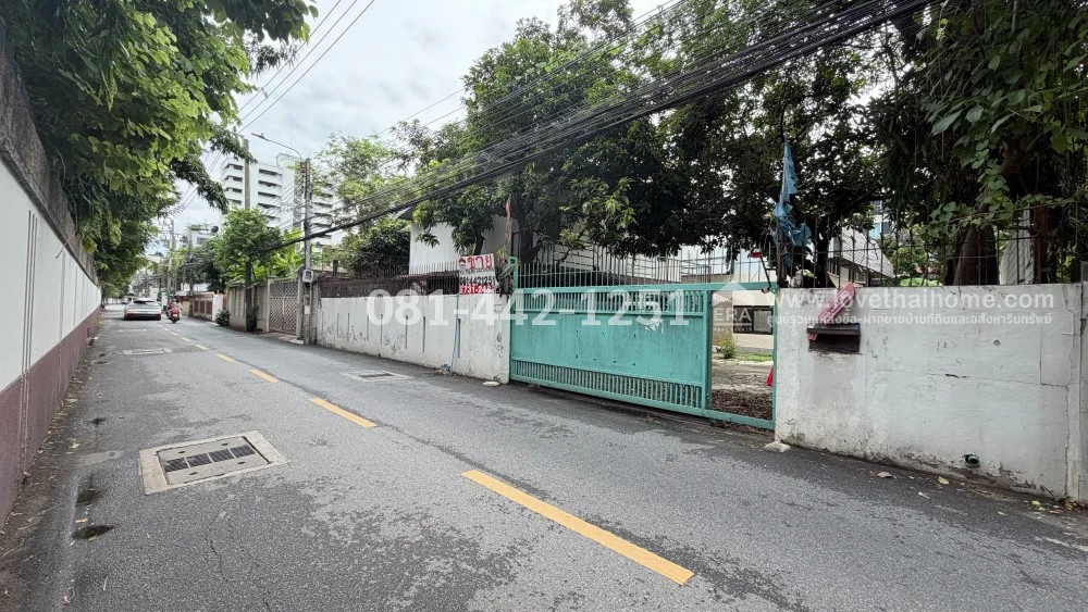 ขายที่ดินแถมบ้านรีโนเวทใหม่ทั้งหลัง ถนนสุขุมวิท49 หรือเข้าซอยทองหล่อ23 เพียงแค่600เมตรเท่านั้น เนื้อที่ 196 ตารางวา ราคาเพียงแค่ 750,000 บาท/ตารางวา เข้าออกได้หลายทาง ทำเลสุดยอดจริงๆค่ะ – รูปที่ 2