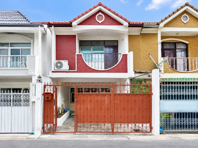 CharanSanitwong71–83 2-story townhouse 2bed MRT BangPhlat 499m. Yanhee H 900m. 1 bath. It sits on a 21-sq.wa. plot with a usable area of