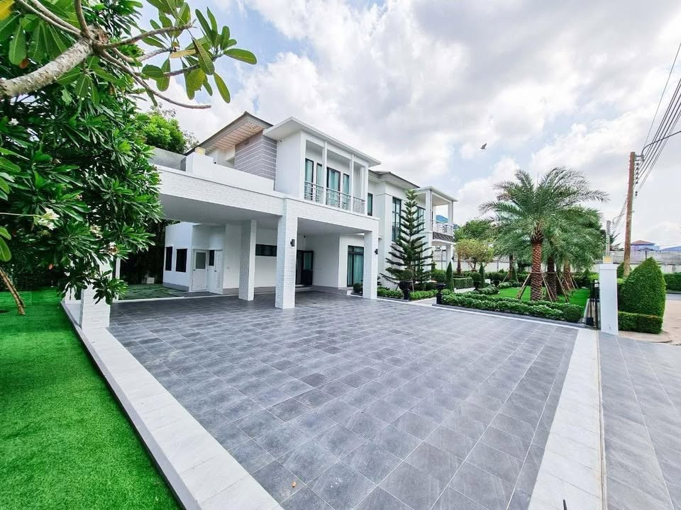 For rent! Luxurious corner mansion Get the largest land in the project (210 sq m.) For rent! Luxurious corner mansion Get the largest land in the project (210 sq m.)