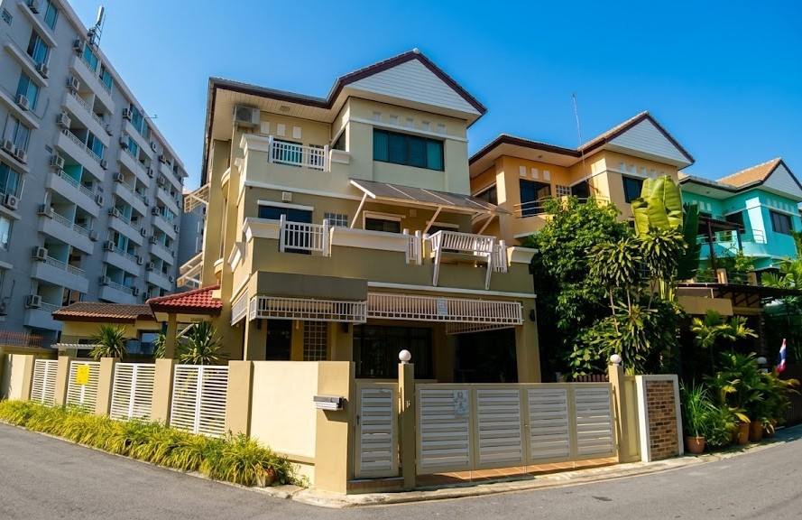 For sale cheap, 3-story detached house, Baan Warinthon, Ratchada 18.