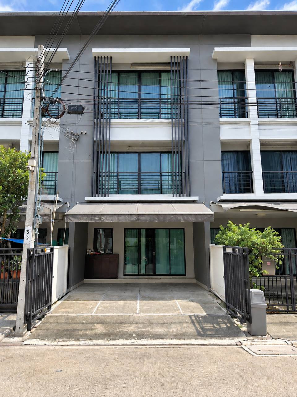 3-story townhome for sale, Baan Klang Muang Rama 2 - Phutthabucha, by AP, the is selling it himself. Ready to move in, no flooding. 3-story townhome for sale, Baan Klang Muang Rama 2 - Phutthabucha, by AP, the is selling it himself. Ready to move in, no flooding.