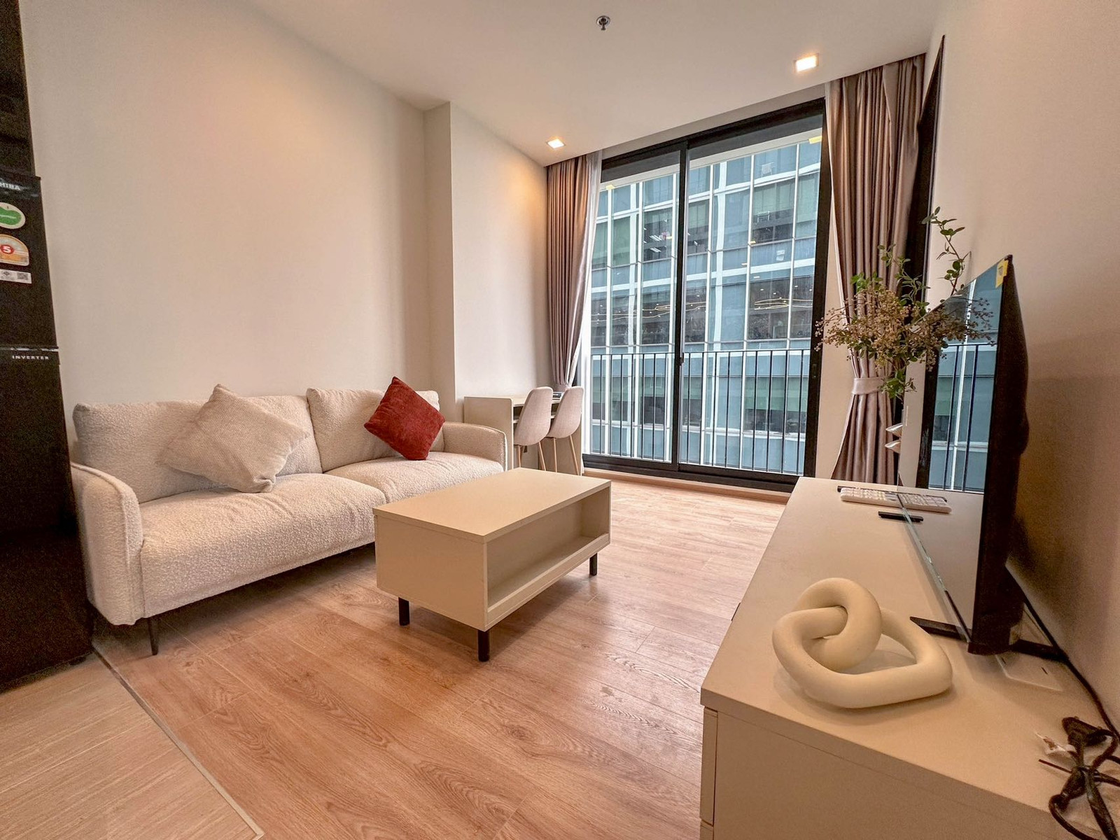 📍✨ Noble Around Ari | For Rent 🏡✨ Modern condominium in the vibrant Ari neighborhood, conveniently located just around 90 meters from BTS Ari. The project offers a stylish urban living  – รูปที่ 2
