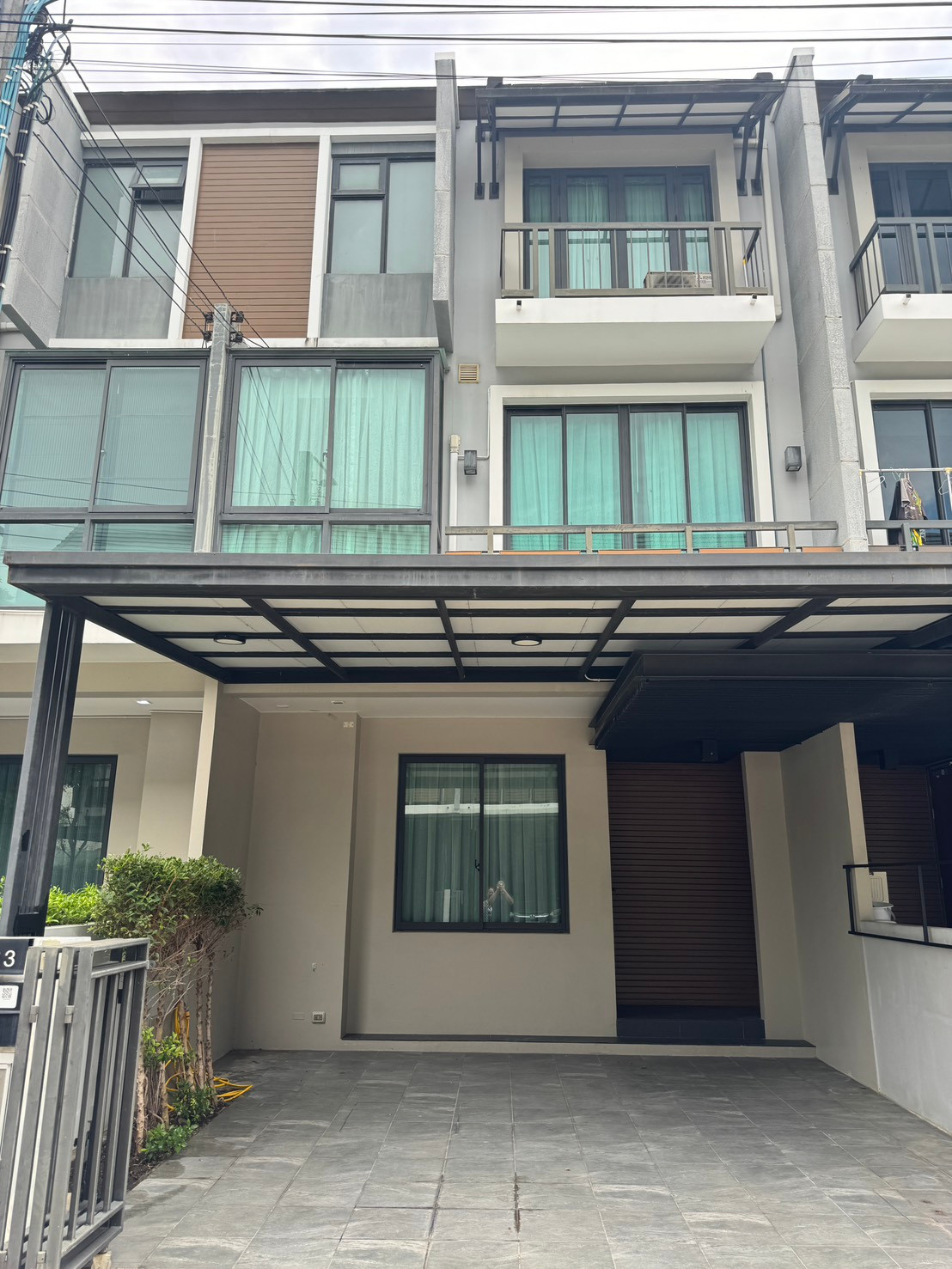 Townhome for rent, 3 floors, beautifully decorated, fully furnished, Mandarina Ekamai-Ramintra project, has 3 bedrooms, 3 bathrooms, 1 living room. Rental price 30,000 baht/month