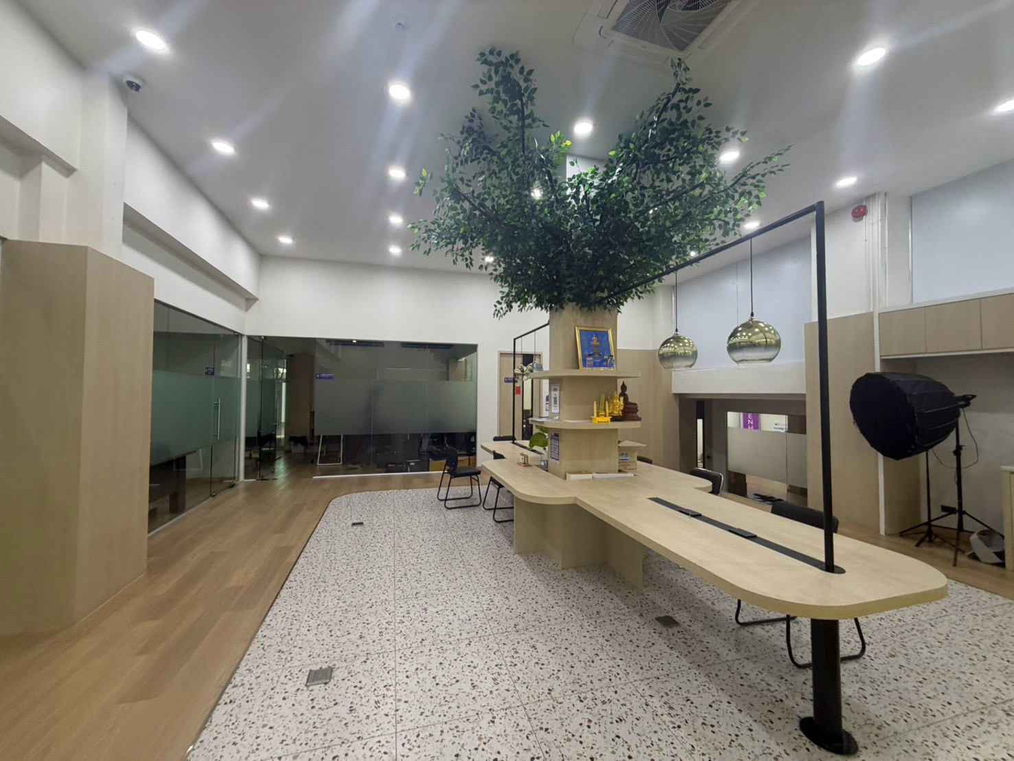 🔥 Quick release! Fully decorated office, modern style, prime location next to BTS Samrong & Imperial World Samrong. Bring your bags and be ready to start work immediately. – รูปที่ 3