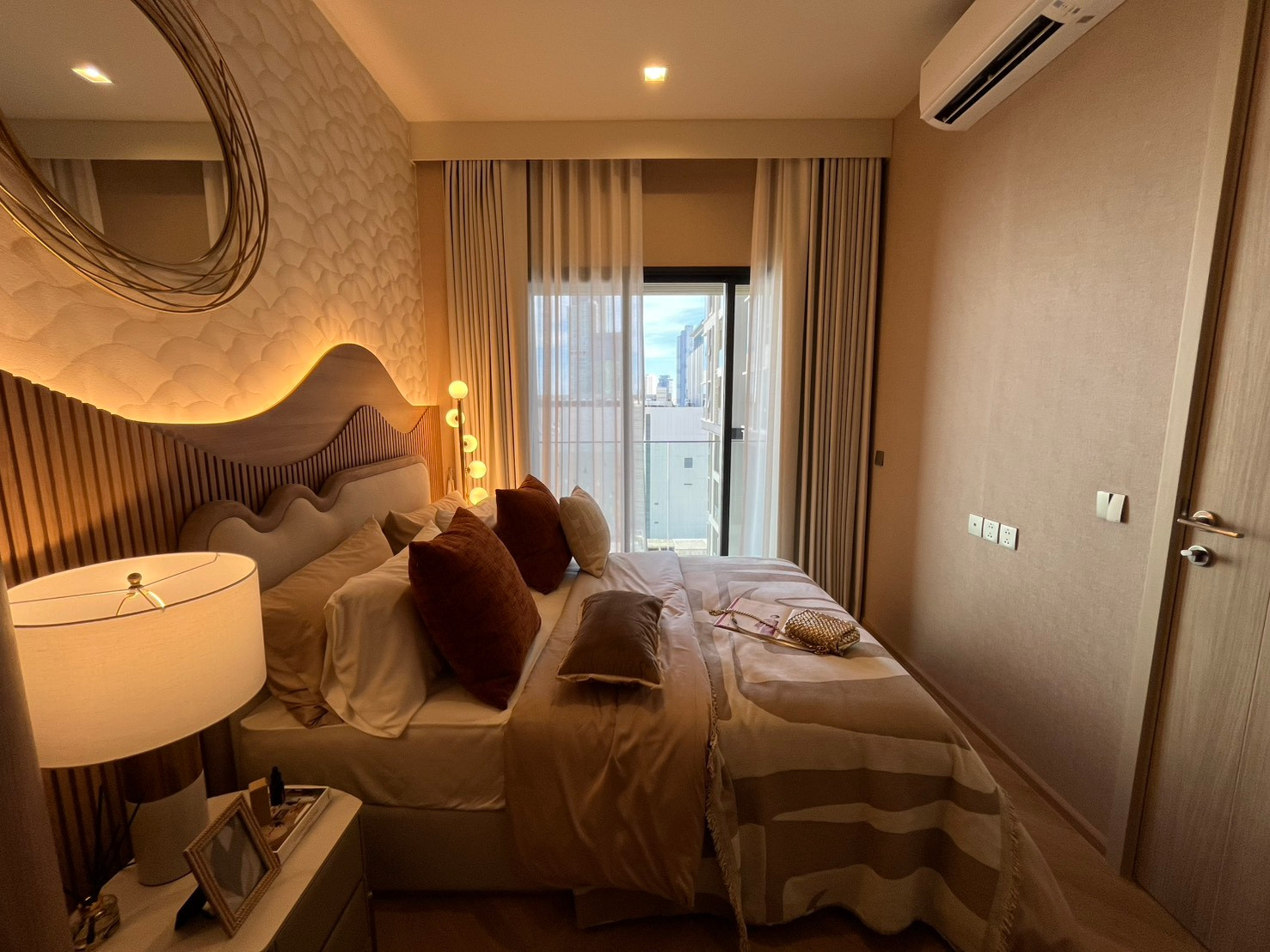 For sale: Rhythm Charoennakhon Iconic, 1 bedroom, 35 sq m, 6th floor, opposite Icon Siam, near BTS Charoen Nakhon, price 5.51 million.