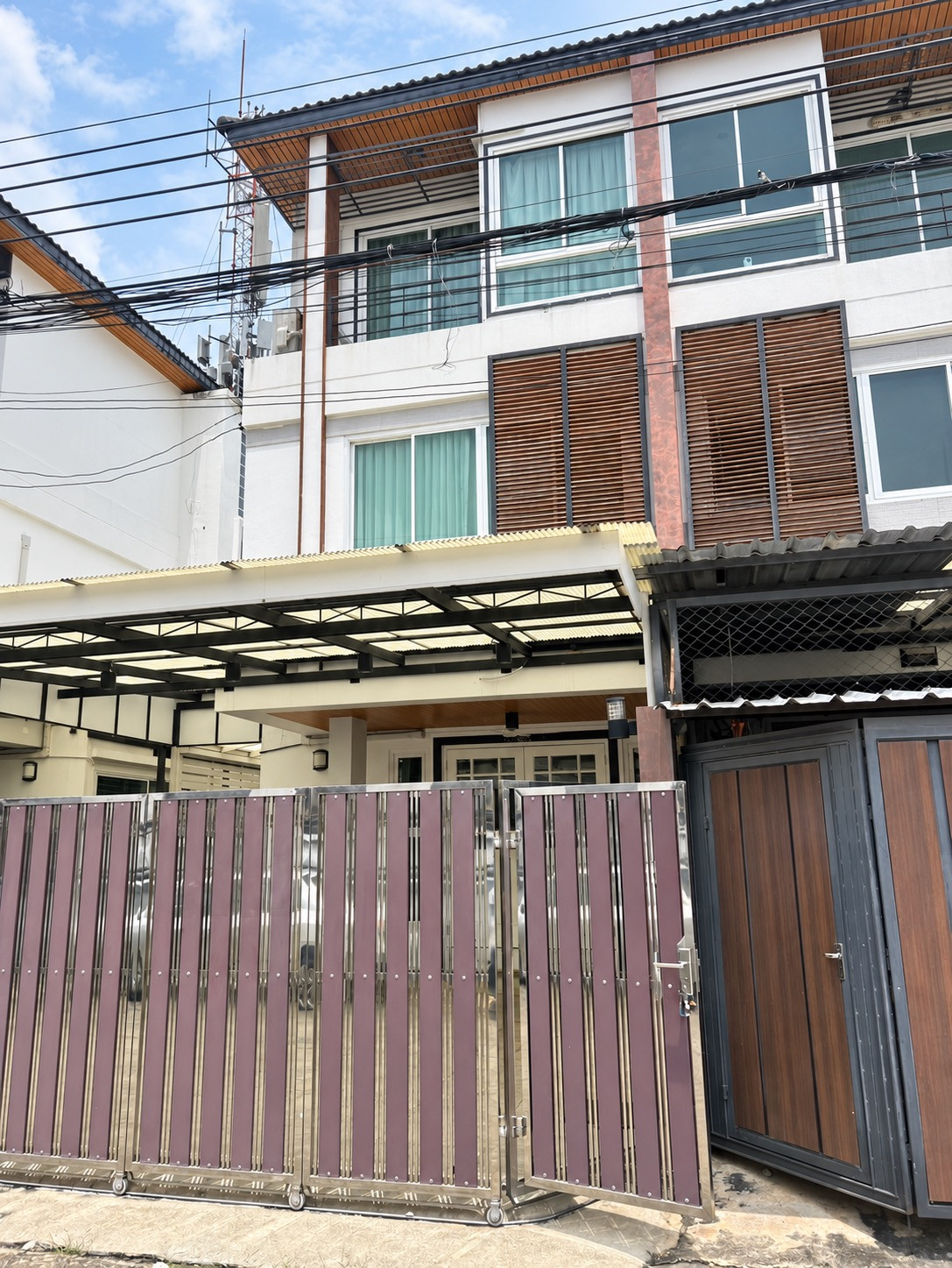 For rent, 3-story detached house, Soi 20 June, Ratchadaphisek Road 18, Huai Khwang District, Bangkok | Pets allowed For rent, 3-story detached house, Soi 20 June, Ratchadaphisek Road 18, Huai Khwang District, Bangkok | Pets allowed