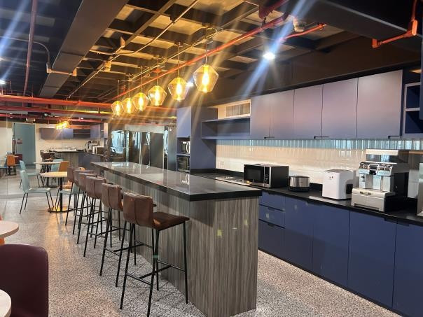 ให้เช่าสำนักงานขนาดใหญ่พร้อมชั้นลอย CRC Tower ขนาด 1,680 ตร.ม. – รูปที่ 3