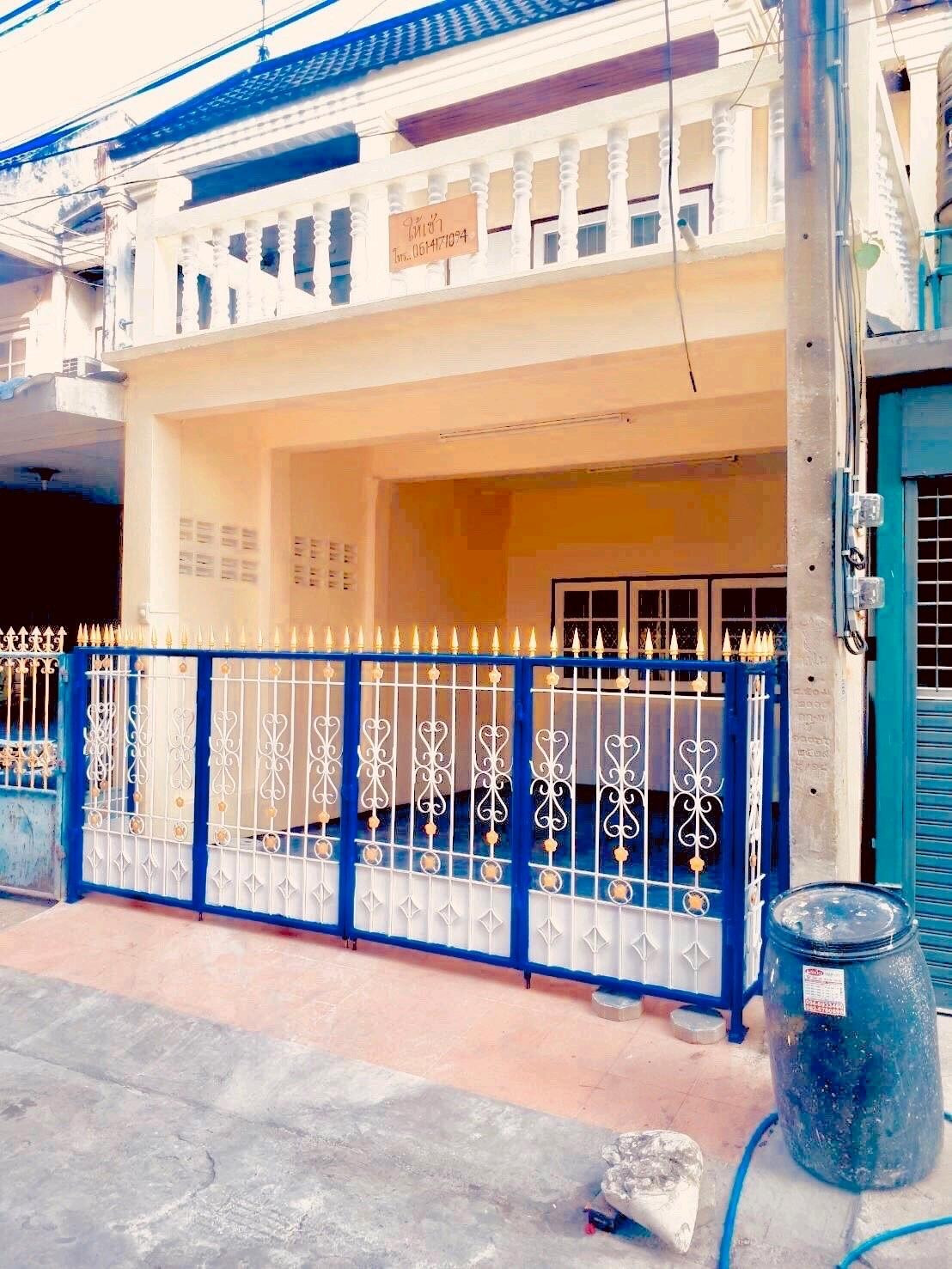 ให้เช่าทาวน์เฮ้าส์ใกลสถานี้รถไฟฟ้าสีเหลืองสีเทพาฯ