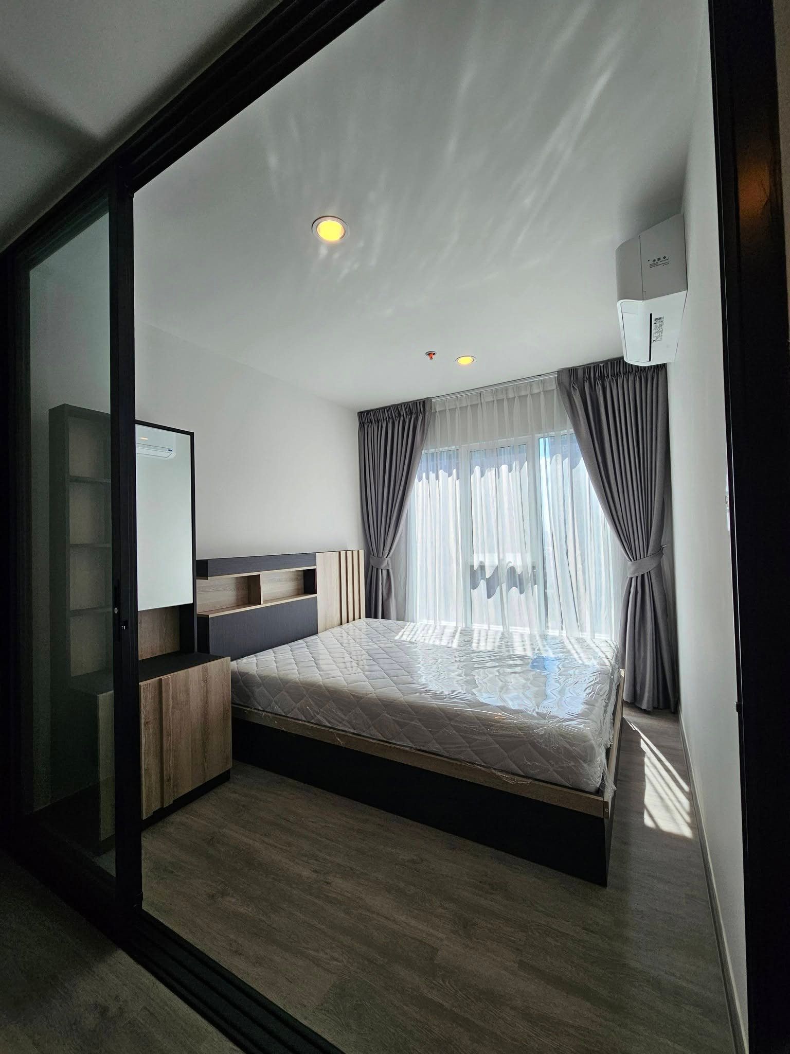 🏙️ [For Rent] Condo beautifully decorated in Loft Modern style — 1 bedroom, high floor, 24th floor, Building D, swimming pool view, near BTS, only 350 meters.