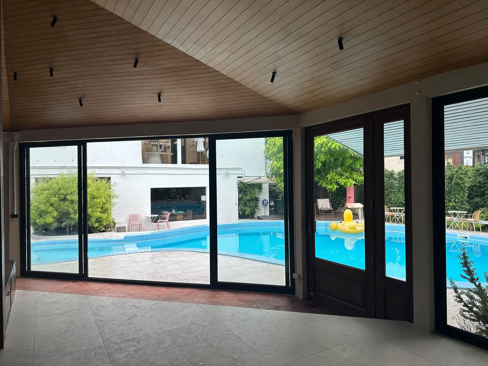 For rent, one-story building for doing business Location: Soi Sukhumvit 20, usable area approximately 80 sq m. There is a swimming pool and green space as a common area, near BTS Asok / BTS Phrom Phong / Emsphere. – รูปที่ 2