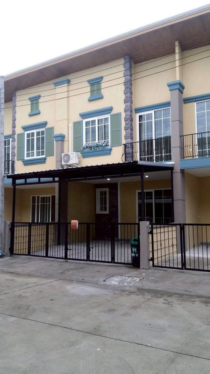 M1784 2-story townhouse for rent, Golden Town Village 2, On Nut 65.