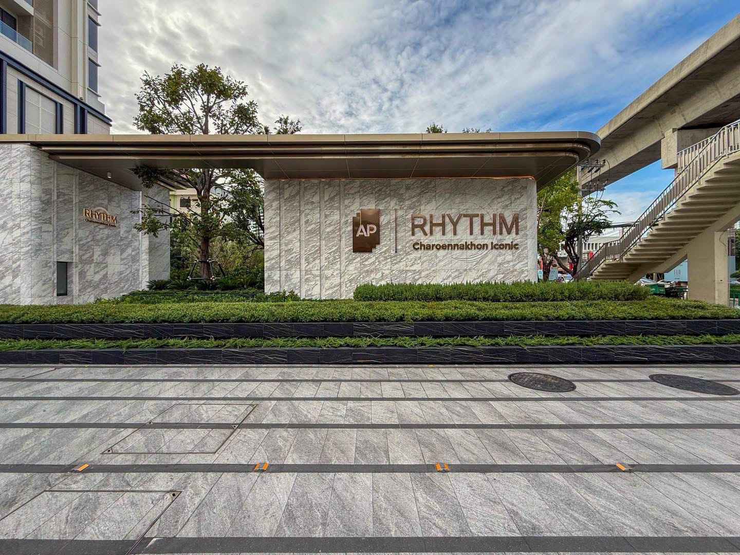 2-story condo down payment for sale, RHYTHM Charoen Nakhon Iconic, 24th floor, good location, convenient travel, near Icon Siam.
