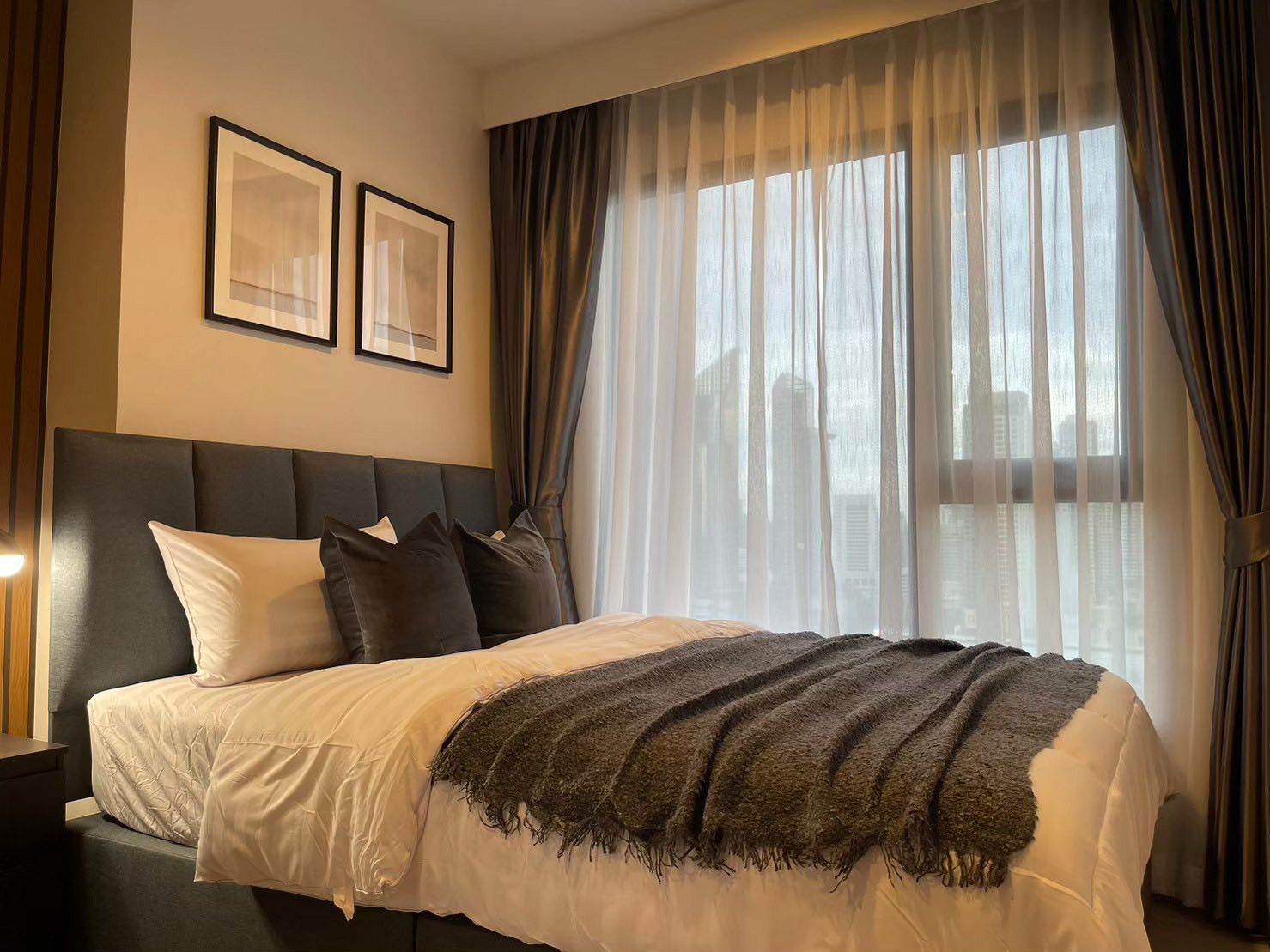 PFD-09133 Condo for rent Life Asoke Hype : A luxurious room featuring a dining table.