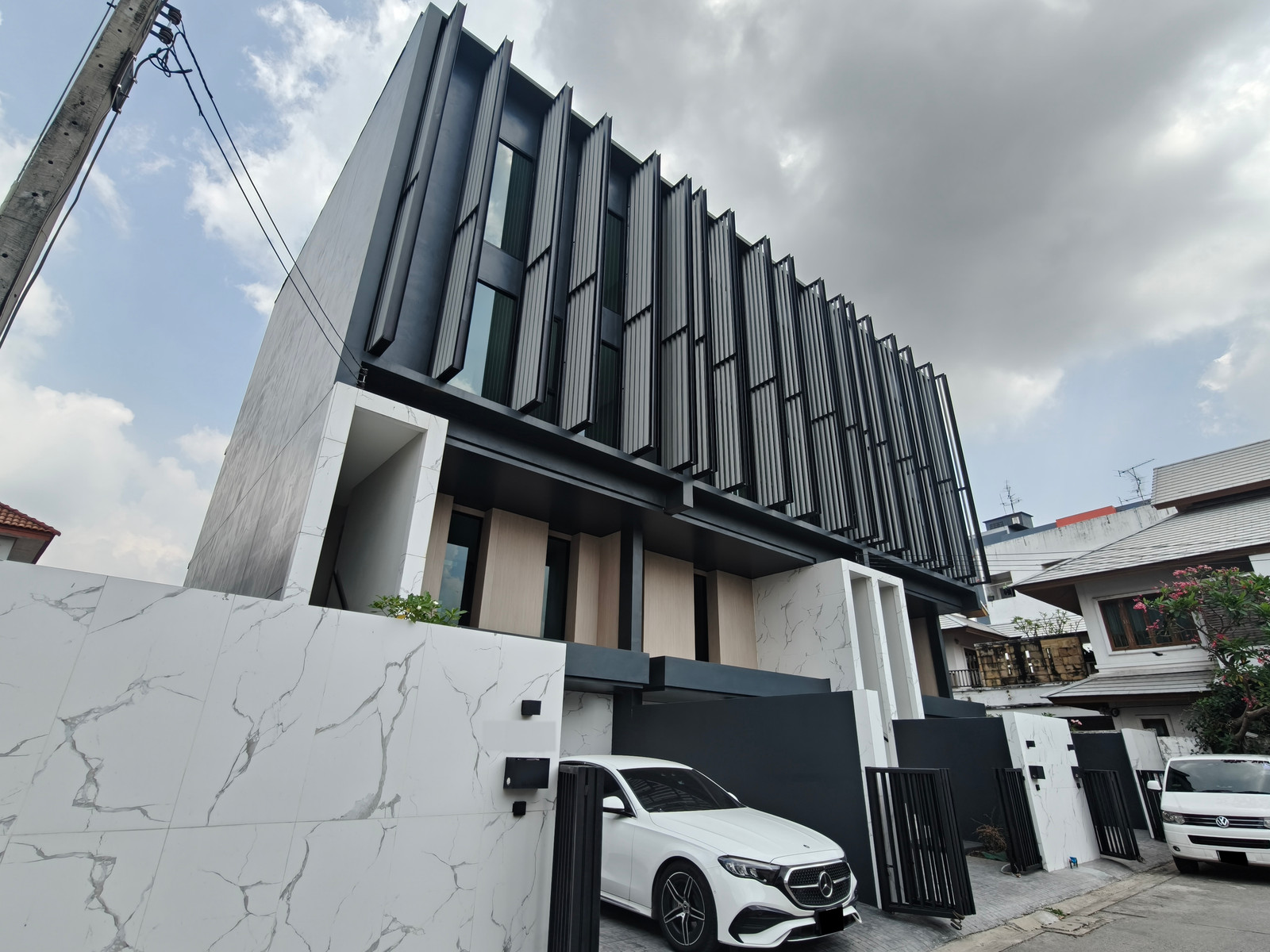 4-Story Building Chokchai 4 (Lat Phrao Area) 104 Sq.Wah Dimensions: 23m frontage, 17m depth